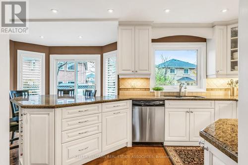 1601 Wintergrove Gardens, Mississauga, ON - Indoor Photo Showing Kitchen With Upgraded Kitchen