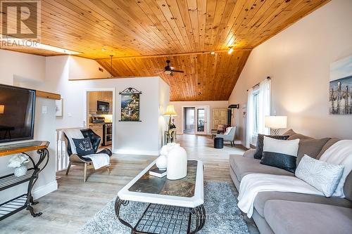 25 Shelley Drive, Kawartha Lakes, ON - Indoor Photo Showing Living Room