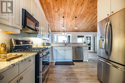 25 Shelley Drive, Kawartha Lakes, ON - Indoor Photo Showing Kitchen With Upgraded Kitchen