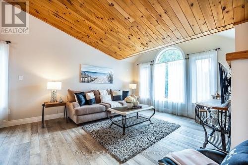 25 Shelley Drive, Kawartha Lakes, ON - Indoor Photo Showing Living Room