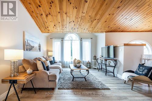 25 Shelley Drive, Kawartha Lakes, ON - Indoor Photo Showing Living Room