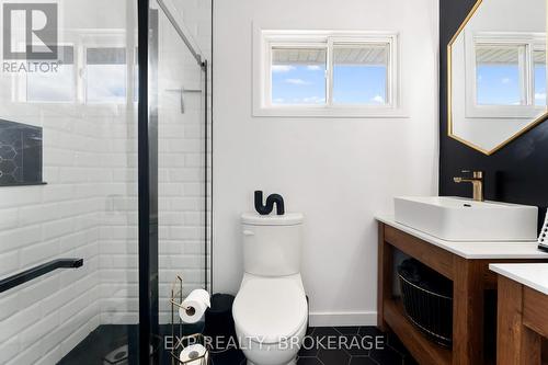 1684 Battersea Road, Kingston (City North Of 401), ON - Indoor Photo Showing Bathroom