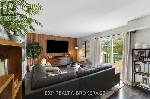 1684 Battersea Road, Kingston (City North Of 401), ON - Indoor Photo Showing Living Room