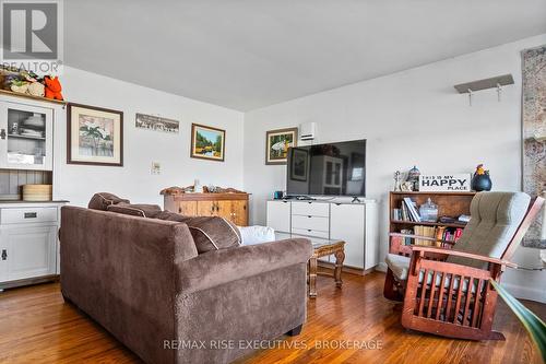 3829 Princess Street, Kingston (North Of Taylor-Kidd Blvd), ON - Indoor Photo Showing Living Room