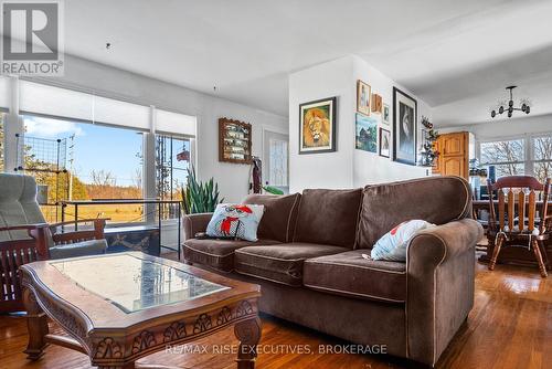 3829 Princess Street, Kingston (North Of Taylor-Kidd Blvd), ON - Indoor Photo Showing Living Room