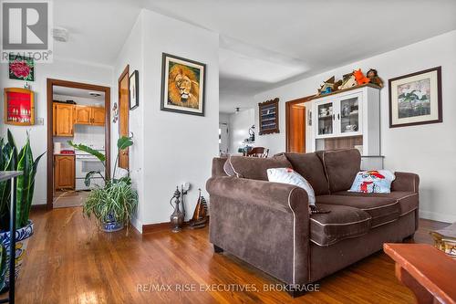 3829 Princess Street, Kingston (North Of Taylor-Kidd Blvd), ON - Indoor Photo Showing Living Room