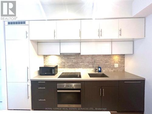 326 - 8 Mercer Street, Toronto, ON - Indoor Photo Showing Kitchen