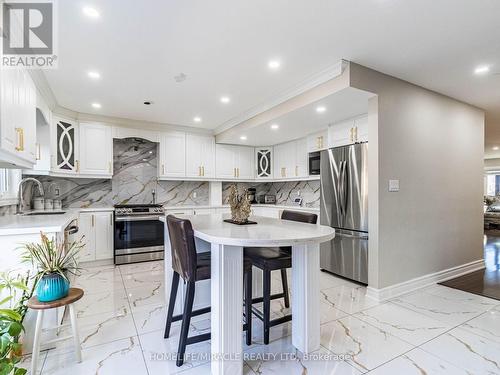 4 Fairhill Avenue, Brampton, ON - Indoor Photo Showing Kitchen With Upgraded Kitchen