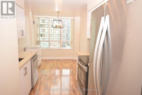 1508 - 156 Enfield Place, Mississauga, ON - Indoor Photo Showing Kitchen