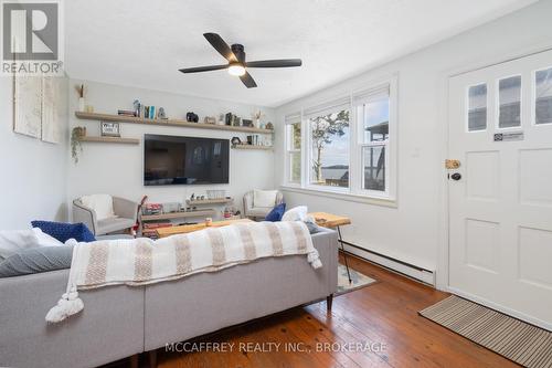 1085 South Shore Road, Greater Napanee, ON - Indoor Photo Showing Living Room