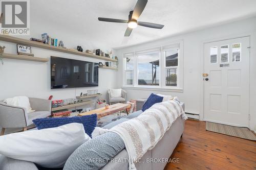 1085 South Shore Road, Greater Napanee, ON - Indoor Photo Showing Living Room