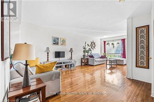 2166 Swanfield Street, Kingston (East Gardiners Rd), ON - Indoor Photo Showing Living Room