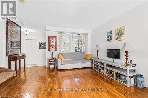 2166 Swanfield Street, Kingston (East Gardiners Rd), ON - Indoor Photo Showing Living Room