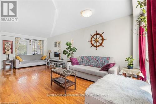 2166 Swanfield Street, Kingston (East Gardiners Rd), ON - Indoor Photo Showing Living Room