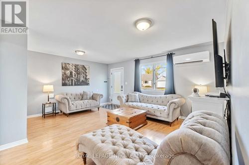 33 Keel Street, Fort Erie (333 - Lakeshore), ON - Indoor Photo Showing Living Room