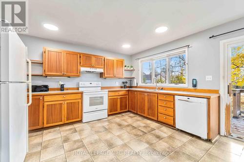 33 Keel Street, Fort Erie (333 - Lakeshore), ON - Indoor Photo Showing Kitchen With Double Sink