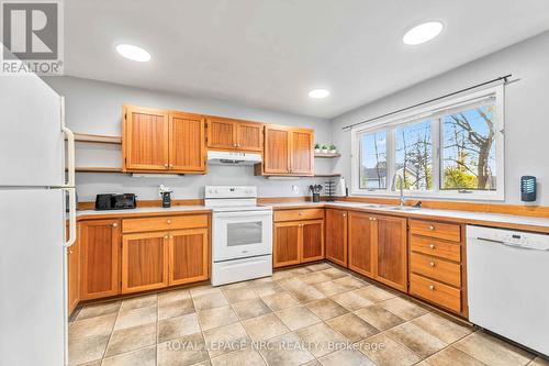 33 Keel Street, Fort Erie (333 - Lakeshore), ON - Indoor Photo Showing Kitchen