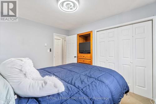 33 Keel Street, Fort Erie (333 - Lakeshore), ON - Indoor Photo Showing Bedroom