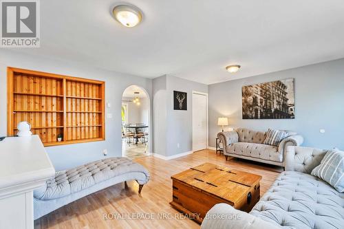 33 Keel Street, Fort Erie (333 - Lakeshore), ON - Indoor Photo Showing Living Room