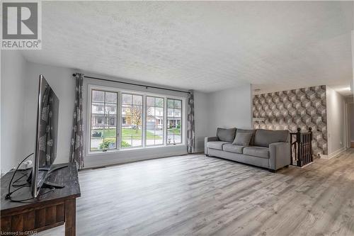 260 8Th Avenue A E, Owen Sound, ON - Indoor Photo Showing Living Room