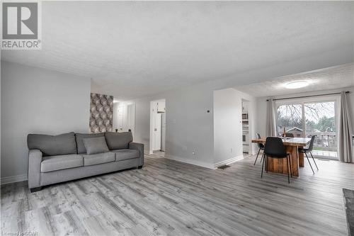 260 8Th Avenue A E, Owen Sound, ON - Indoor Photo Showing Living Room