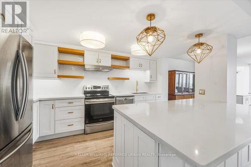 1401 - 3000 Bathurst Street, Toronto, ON - Indoor Photo Showing Kitchen