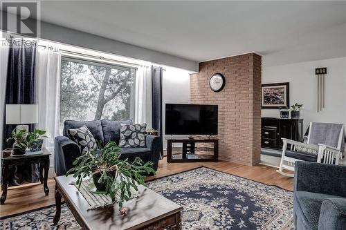 775 Burton Avenue, Sudbury, ON - Indoor Photo Showing Living Room