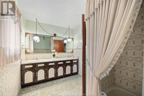 1615 St. Patricks Avenue, Windsor, ON - Indoor Photo Showing Bathroom