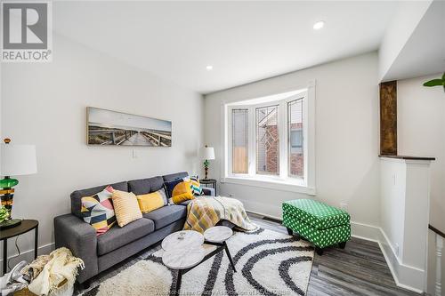 228 Prado, Windsor, ON - Indoor Photo Showing Living Room