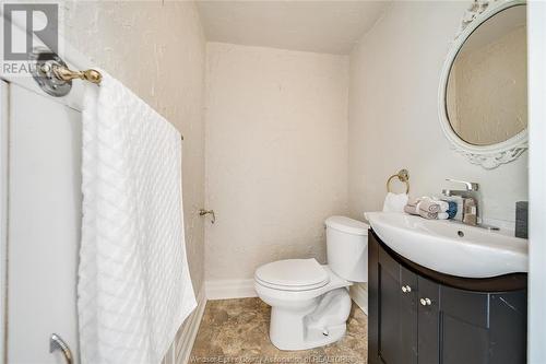 228 Prado, Windsor, ON - Indoor Photo Showing Bathroom