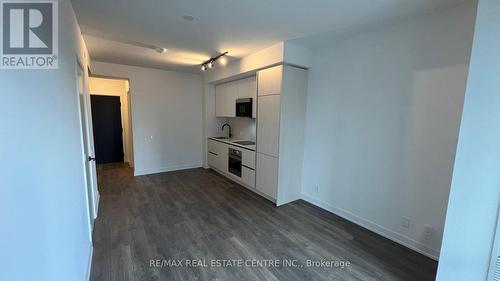 725 - 108 Peter Street W, Toronto, ON - Indoor Photo Showing Kitchen