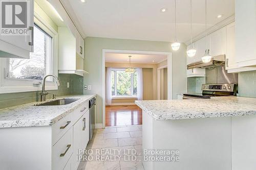 1503 Lancaster Drive, Oakville, ON - Indoor Photo Showing Kitchen With Upgraded Kitchen