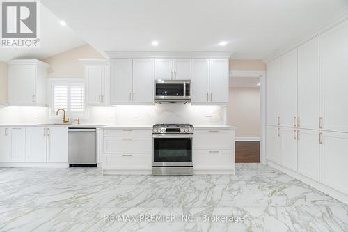 495 Fairview Road W, Mississauga, ON - Indoor Photo Showing Kitchen With Upgraded Kitchen