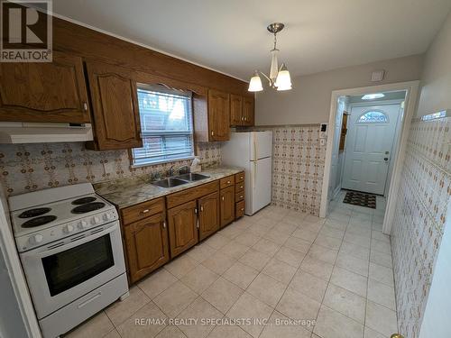 134 Prince Charles Drive, Oakville, ON - Indoor Photo Showing Kitchen With Double Sink