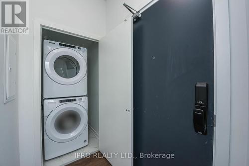 226 - 395 Dundas Street W, Oakville, ON - Indoor Photo Showing Laundry Room