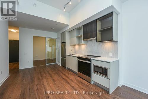 226 - 395 Dundas Street W, Oakville, ON - Indoor Photo Showing Kitchen