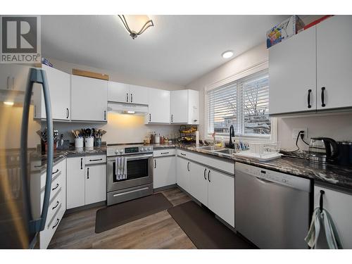 1317 Lethbridge Avenue Avenue, Kamloops, BC - Indoor Photo Showing Kitchen With Double Sink With Upgraded Kitchen