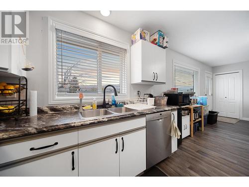 1317 Lethbridge Avenue Avenue, Kamloops, BC - Indoor Photo Showing Kitchen With Double Sink