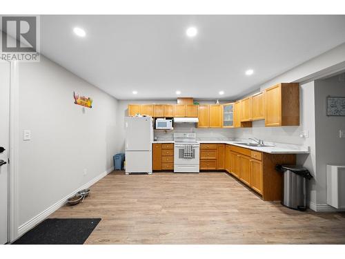 1317 Lethbridge Avenue Avenue, Kamloops, BC - Indoor Photo Showing Kitchen With Double Sink