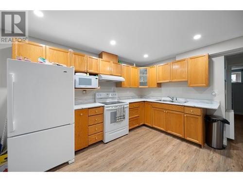 1317 Lethbridge Avenue Avenue, Kamloops, BC - Indoor Photo Showing Kitchen With Double Sink