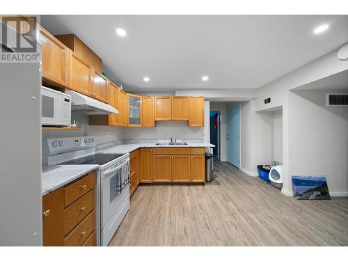 1317 Lethbridge Avenue Avenue, Kamloops, BC - Indoor Photo Showing Kitchen With Double Sink