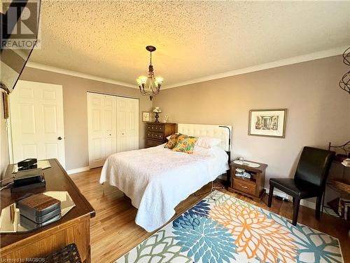 Semi Ensuite from Primary Bedroom to Main Bathroom - 34 Archibald Place, Southampton, ON - Indoor Photo Showing Bedroom