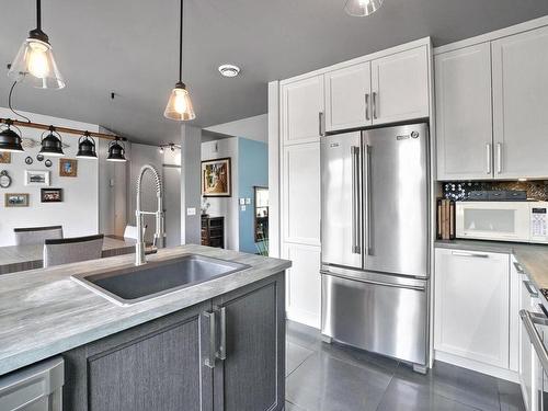 Cuisine - 160 Rue Hogue, Sainte-Anne-Des-Plaines, QC - Indoor Photo Showing Kitchen With Upgraded Kitchen