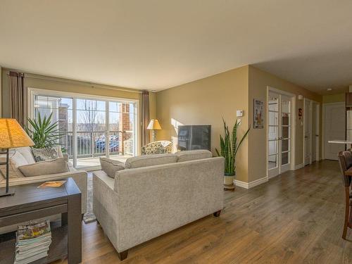 Salon - 203-2946 Rue Du Sauvignon, Sherbrooke (Les Nations), QC - Indoor Photo Showing Living Room With Fireplace