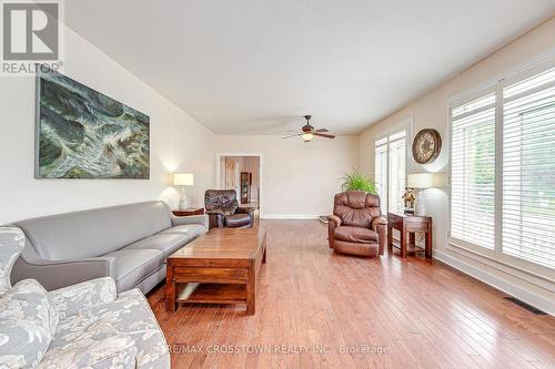 1104 Alfred Street, Innisfil, ON - Indoor Photo Showing Living Room