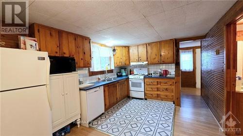 156 Sunning Hills Crescent, Ottawa, ON - Indoor Photo Showing Kitchen With Double Sink