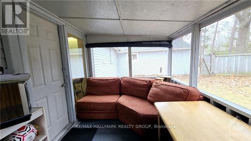 156 Sunning Hills Crescent, Ottawa, ON - Indoor Photo Showing Living Room