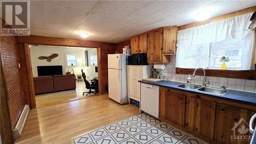 156 Sunning Hills Crescent, Ottawa, ON - Indoor Photo Showing Kitchen With Double Sink