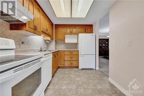 306 - 405 Erb Street W, Waterloo, ON - Indoor Photo Showing Kitchen