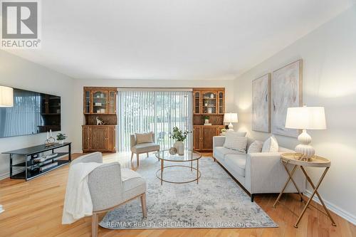 19 - 561 Childs Drive, Milton, ON - Indoor Photo Showing Living Room